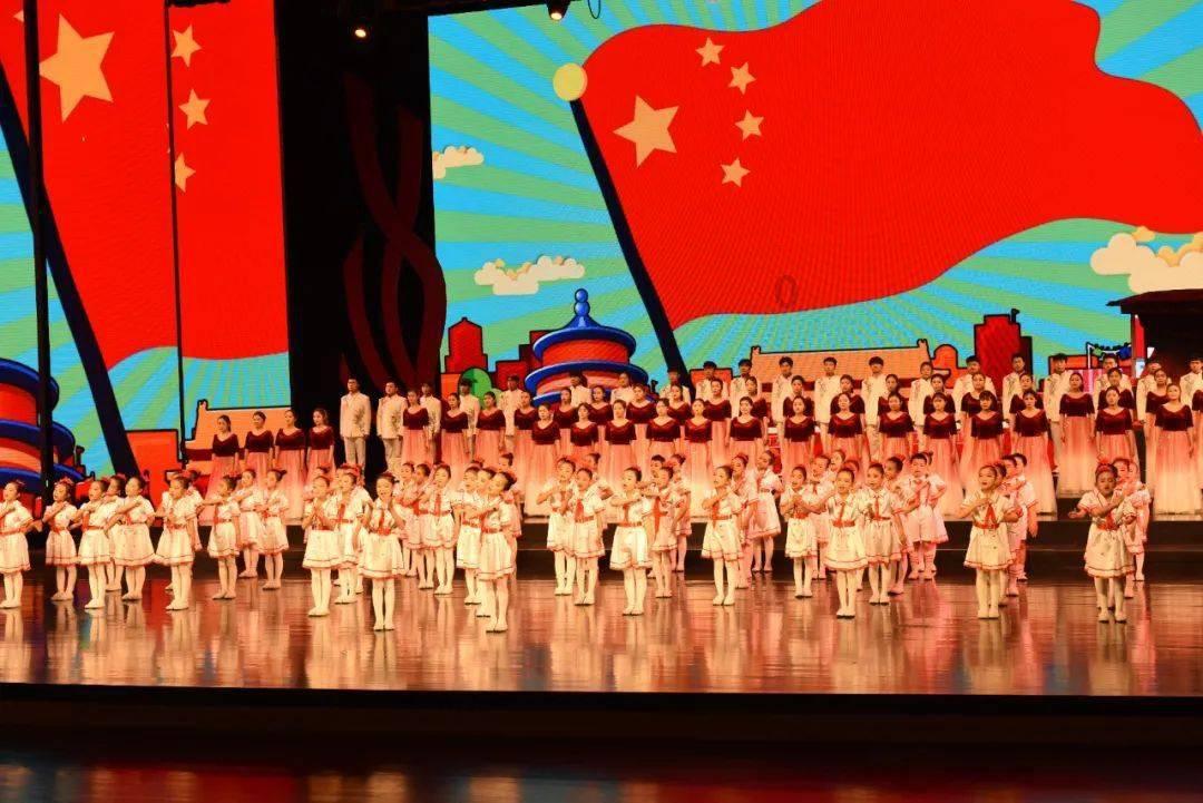 天平街道开展“喜迎新年挂灯笼、情暖乡村送祝福”志愿服务活动